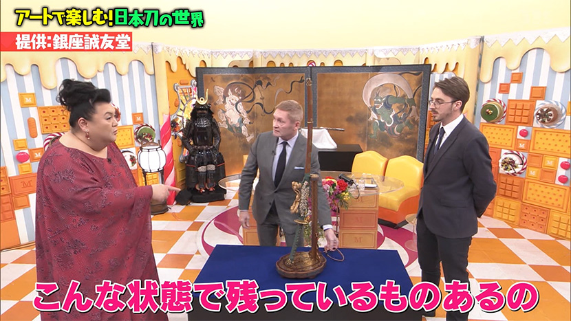 弊社から貸し出した拵の保存状態に驚くマツコ・デラックスさん