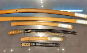 刀 在銘 1振 無銘1振 脇差 在銘 1振 拵入 短刀 在銘 1振 拵入