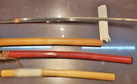 刀 在銘 2振 無銘 1振 脇差 在銘 2振 短刀 在銘 1振 打刀拵 1点